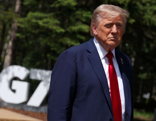 O presidente dos EUA, Donald Trump, fala com repórteres com o primeiro-ministro britânico durante a Cúpula do Grupo dos Sete (G7) -  (crédito: Suzanne Plunkett / POOL / AFP)