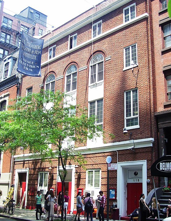 Ele mudou-se para Nova York com o objetivo de ser ator. Na cidade, estudou no prestigiado Lee Strasberg Theatre and Film Institute.

