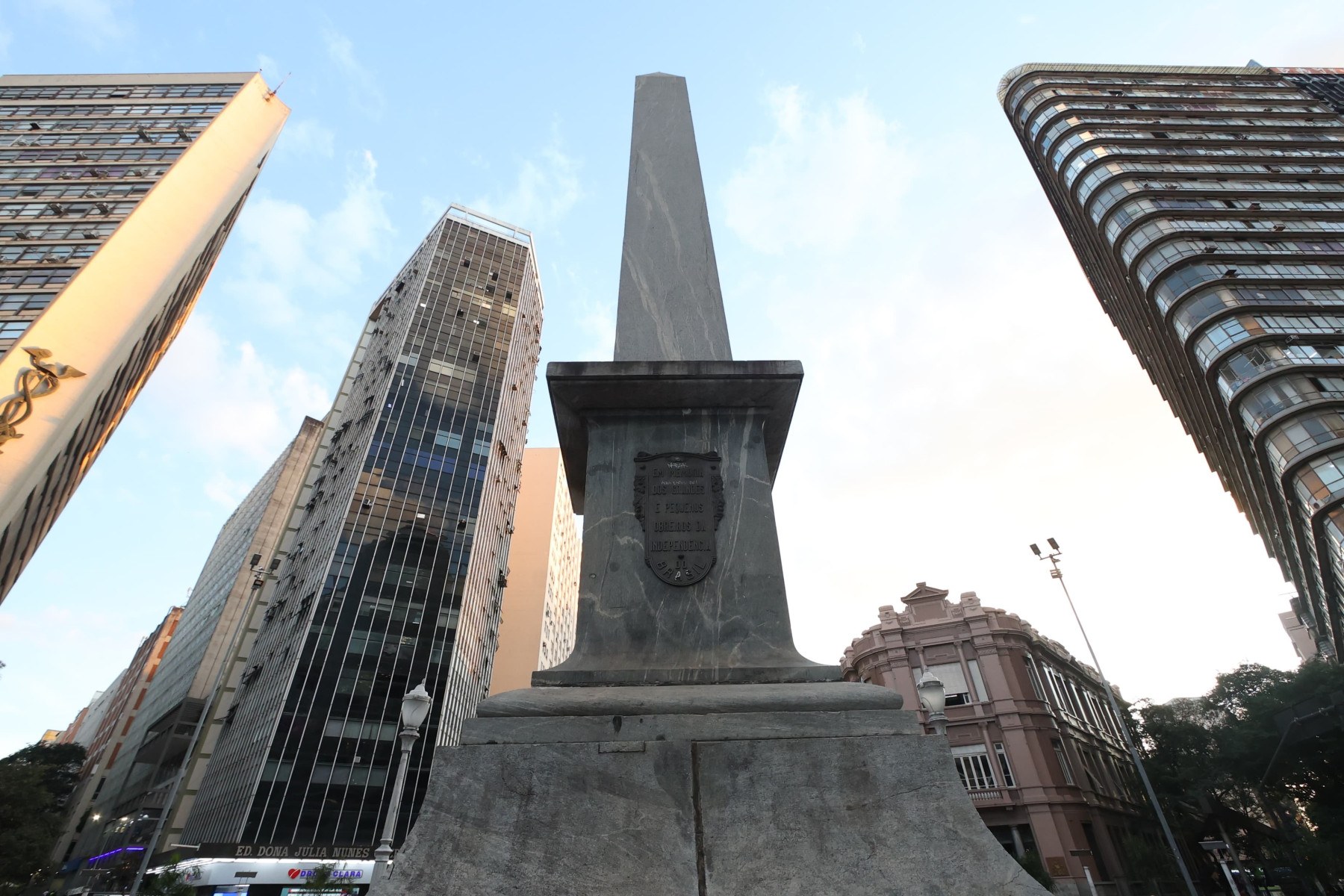Entregue à Belo Horizonte como um presente pelo município de Betim, é composto por 28 peças de granito e mede 13,57 metros de altura Entregue à Belo Horizonte como um presente pelo município de Betim, é composto por 28 peças de granito e mede 13,57 metros de altura