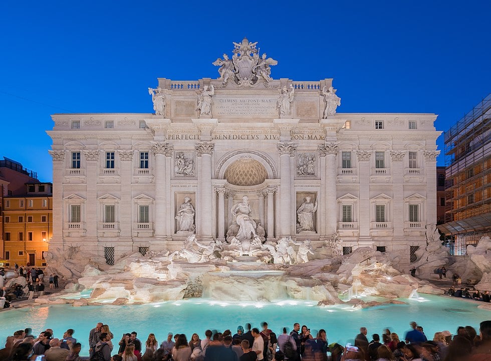 Outro lugar muito conhecido  de Roma é a Fontana de Trevi, uma das fontes mais famosas do mundo. Foi construída no século XVIII e é uma das principais atrações turísticas da cidade.-Thomas Wolf wikimedia commons 