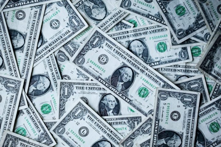 Além dos itens de uso pessoal, existem produtos que podem ser adquiridos dentro de uma cota livre de impostos, desde que o valor total não ultrapasse US$ 1.000 (cerca de R$ 5.600 no câmbio atual).