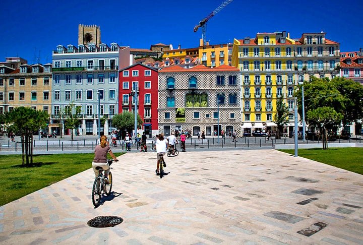 Desde 2013, a capital portuguesa já perdeu 30% de sua população e hoje é considerada a terceira cidade menos viável para se viver no mundo. 