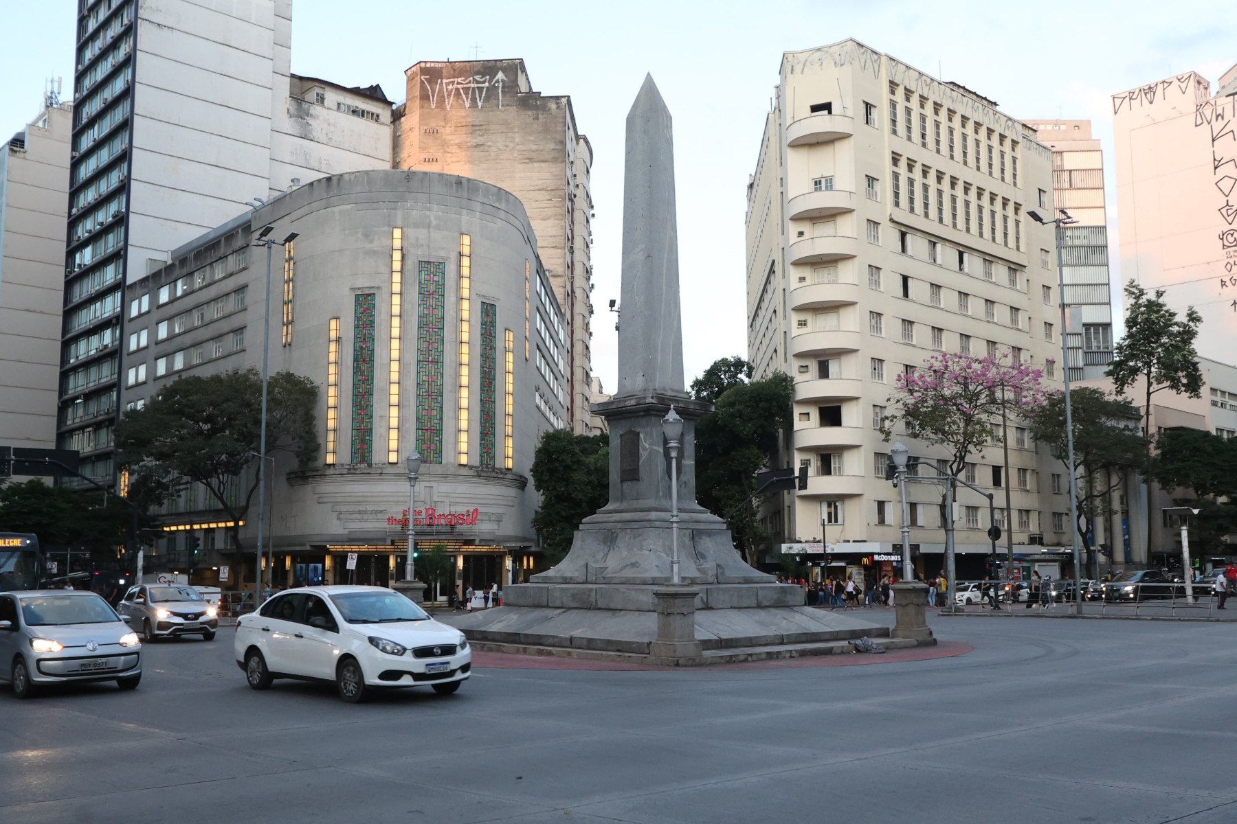 A lavagem da praça também ocorre diariamente, e a coleta de lixo domiciliar é feita de segunda a sábado à noite A lavagem da praça também ocorre diariamente, e a coleta de lixo domiciliar é feita de segunda a sábado à noite