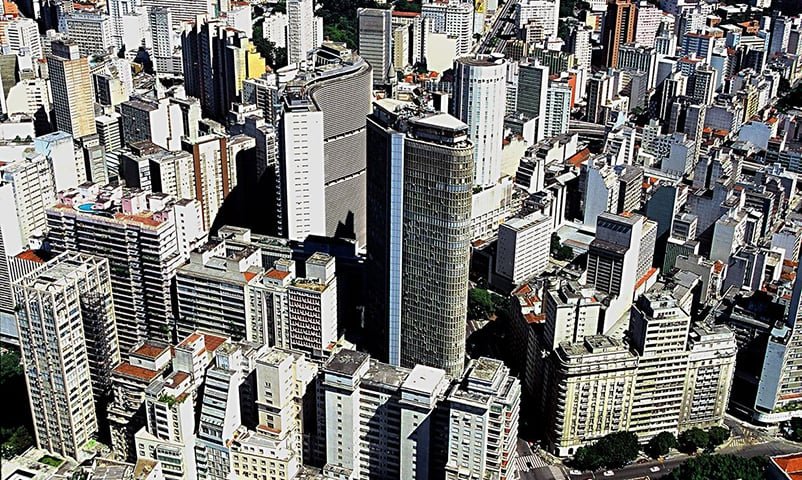 Como principal centro econômico e financeiro do país, São Paulo (SP) tem um custo de vida considerável. Para uma família de quatro pessoas, os gastos mensais podem chegar a cerca de R$ 15.134,00.