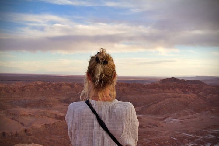Certos trechos dos desertos podem ser explorados para turismo, com criação de infraestrutura básica para os visitantes. O Deserto do Atacama, por exemplo, é muito procurado. Agências de viagens fazem tours e oferecem acampamento no deserto.   