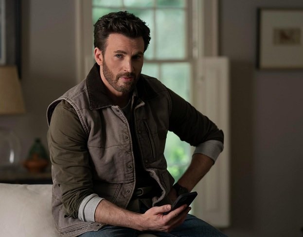 Mais recentemente, Evans estrelou o thriller de ação "Agente Oculto" (2022), da Netflix, ao lado do também galã Ryan Gosling e da atriz Ana De Armas.