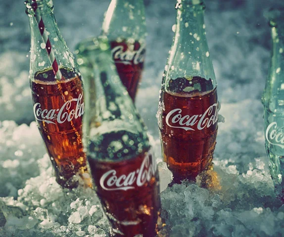 Logo depois do suco de laranja está uma bebida bem comum em festas, bares e restaurantes: o refrigerante com cola. Em sexto lugar também estão os "refris", mas com zero açúcar.