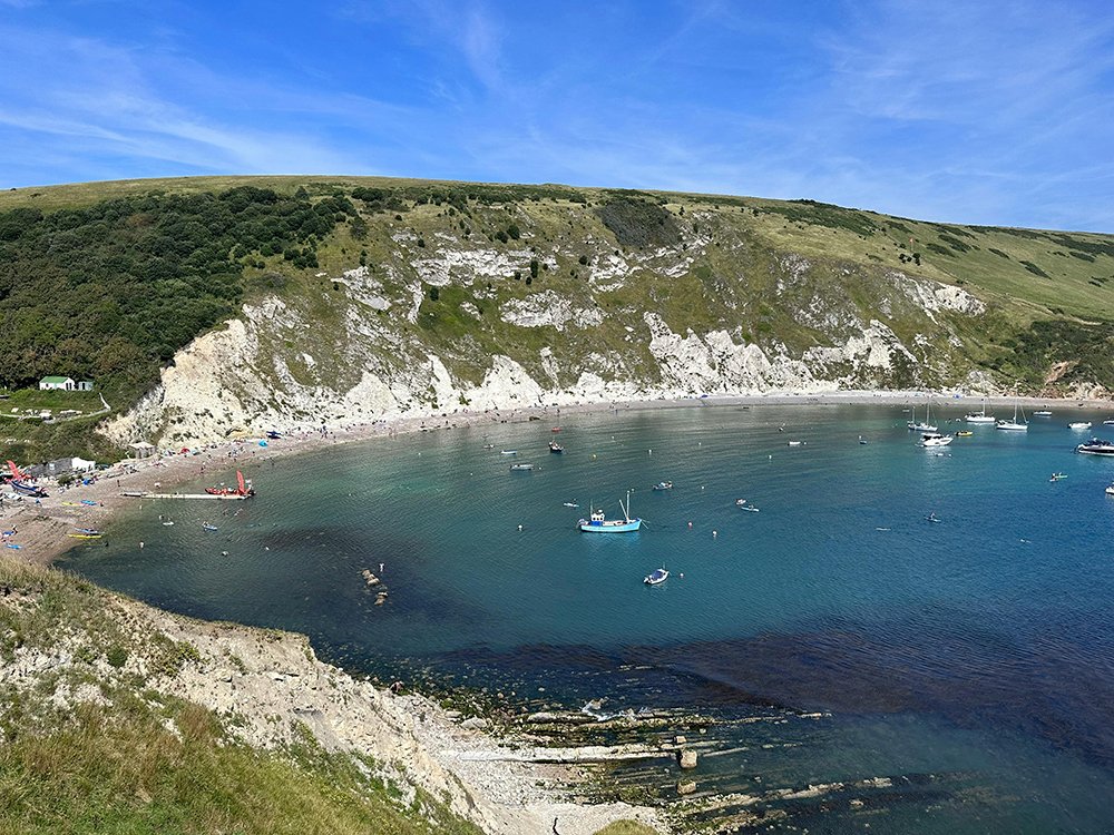Enseada de Lulworth (Inglaterra) – Localizada na Costa Jurássica, Patrimônio da Humanidade, foi formada por erosão ao longo de milhões de anos. Descoberta geologicamente no século XIX, é um local importante para estudos sobre a evolução da costa. Suas águas claras e forma quase circular a tornam um destino turístico popular.