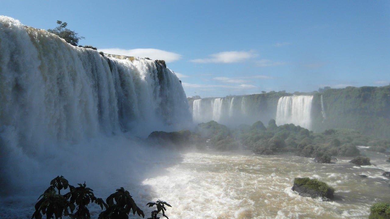 Foz do Iguaçu (PR), famosa pelas Cataratas do Iguaçu, tem seu custo de vida elevado devido ao turismo. Com um fluxo constante de turistas internacionais, os preços de serviços, como alimentação e transporte, são ajustados para atender a esse público. -