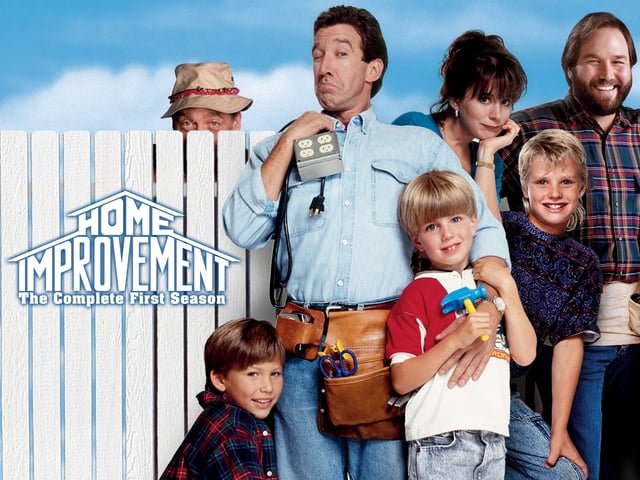 A fama veio para Tim Allen nos anos 1990, quando atuou na sitcom “Home Improvement”, da ABC. Um dos maiores sucessos da TV americana no período, a série teve o ator como o protagonista Tim Taylor e também um dos diretores. 
