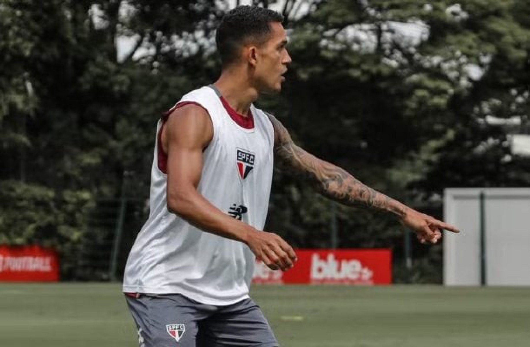 Santos negocia contratação de lateral do São Paulo