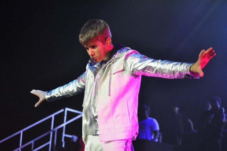 O disco “Wonder” tem 14 faixas, incluindo "Monster", uma parceria dele com Justin Bieber (foto), cantor também canadense que é uma grande inspiração de Mendes. 
