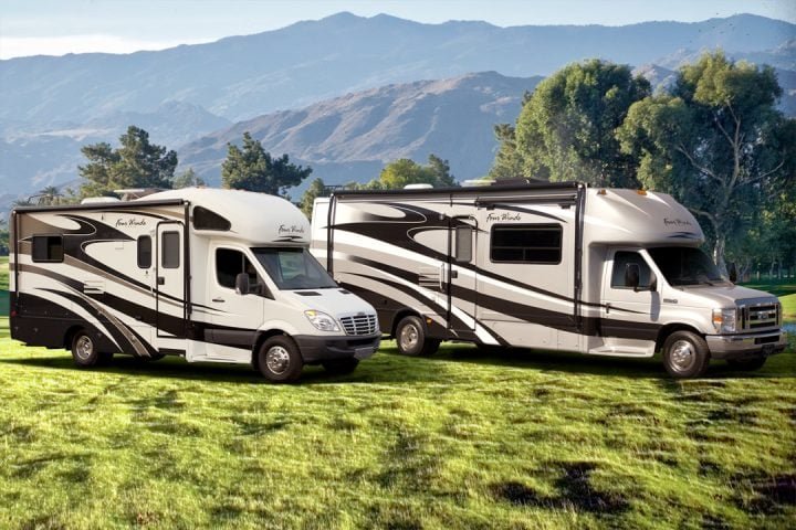 Existem diferentes tipos de motorhomes, desde os compactos tipo campervan até os luxuosos modelos integrados, que mais parecem verdadeiros apartamentos sobre rodas.