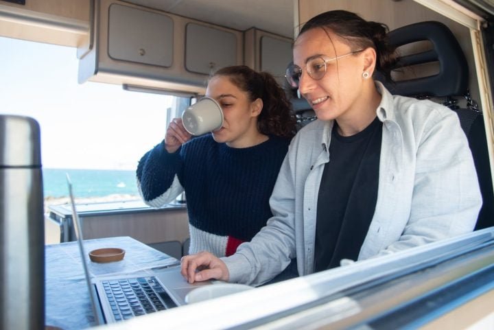Essa flexibilidade atrai desde aposentados em busca de novas experiÃªncias atÃ© jovens nÃŽmades digitais que trabalham remotamente.
