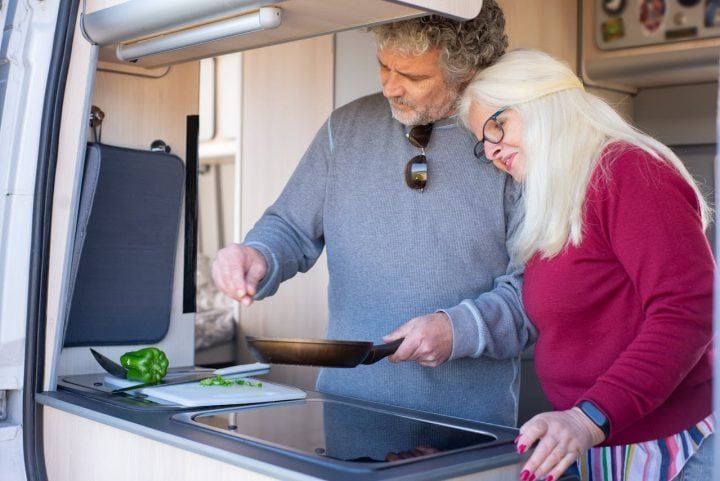 Nos EUA, por exemplo, o conceito de "RV living" (vida em veículos recreativos) é tão difundido que muitas famílias vendem suas casas e passam a viver permanentemente na estrada.