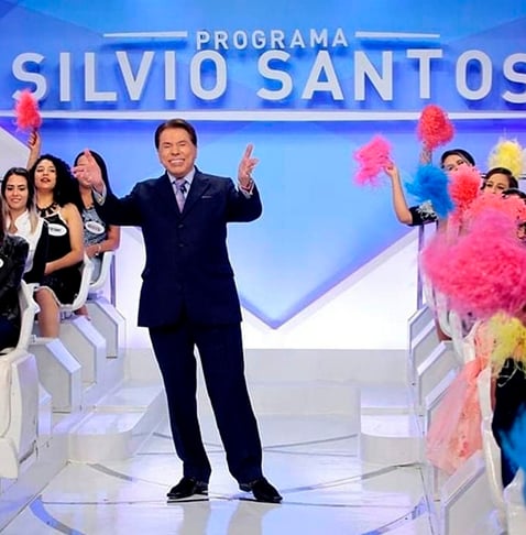 A música "Sílvio Santos vem aí" foi composta por Archimedes Messina (1932-2017). Após disputa judicial e pedido de indenização a Messina, que alegava não ter recebido, Silvio chegou a um acordo. A canção é tema marcante do programa. 