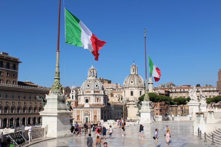 Além dos tesouros históricos, Roma também é uma cidade vibrante e contemporânea, cheia de ruas estreitas e praças encantadoras, como a Piazza Navona.-Clara CALDERINI por Pixabay