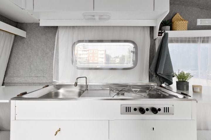 A palavra "motorhome" é uma abreviação de "motorized home" (casa motorizada, em inglês), e descreve veículos projetados para oferecer estrutura habitacional completa: cama, cozinha, banheiro etc.