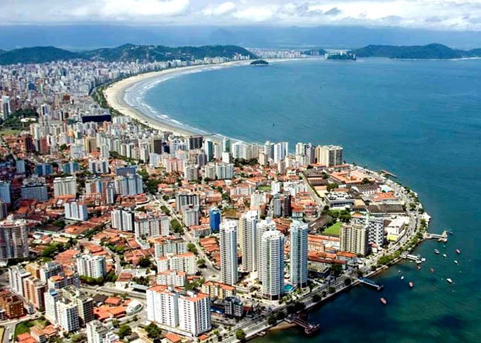 Santos (SP), localizada no litoral paulista, combina a beleza de suas praias com um custo de vida elevado, especialmente devido à alta demanda por imóveis com vista para o mar.