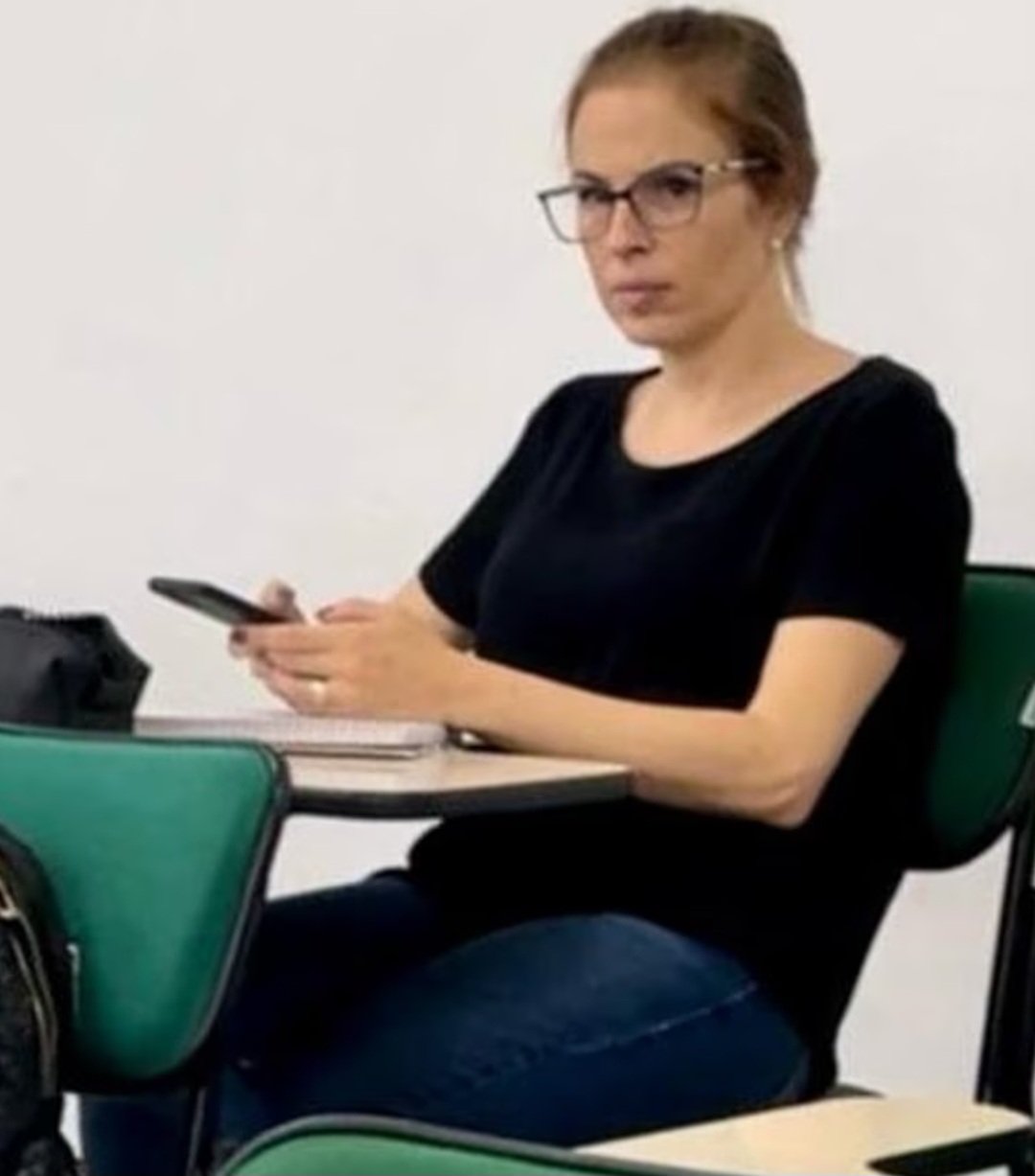 Cumprindo liberdade condicional pelo assassinato dos pais, Suzane von Richthofen está estudando Direito. Em fevereiro de 2024, alunos fizeram fotos dela na última fileira da sala e divulgaram nas redes sociais. Ela está morando em Bragança Paulista, onde é aluna da Universidade São Francisco.-Reprodução redes sociais 