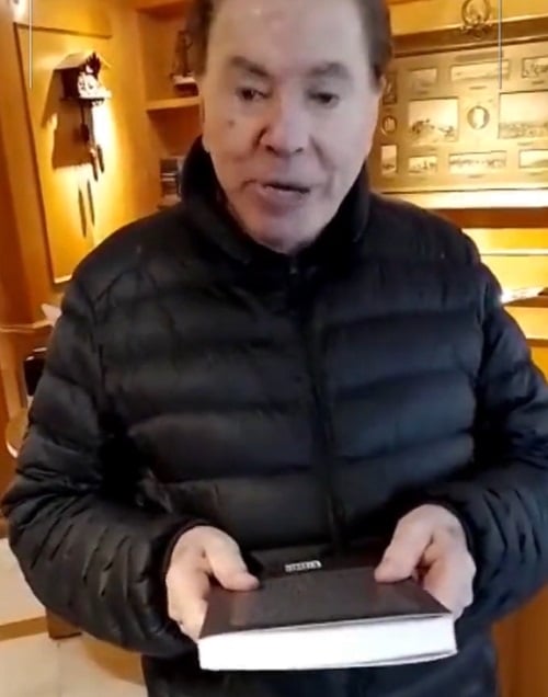 Em 12/6/2023, um vídeo bombou nas redes sociais, pois Silvio não botou a dentadura numa gravação sobre sua biografia “Silvio Santos vem aí: A biografia-reportagem do ‘patrão’”.Alguns internautas brincaram com a situação. Um deles disse: "Moral da história: sorria enquanto tem dente!”