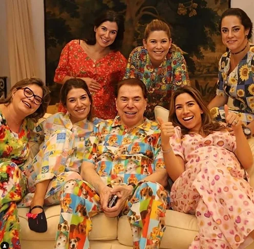 Parte da imprensa divulgou que Hugo havia conseguido o direito de uso do sobrenome original de Silvio (Abravanel) por causa da recusa do empresário em fazer o teste. Mas isso foi desmentido. Silvio morreu em 17/8/2024, aos 93 anos, deixando 6 filhas, todas mulheres. 