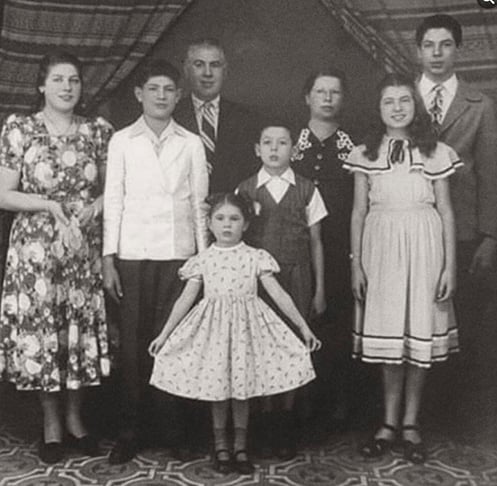 Senor Abravanel nasceu na Lapa, região central do Rio de Janeiro, em 12/12/1930, filho de imigrantes judeus. Aos 14 anos, foi camelô, com o irmão Leon, vendendo capa para título de eleitor. O Brasil começava a redemocratização após o Estado Novo (1937-1945). Na foto, Senor (em pé, à dir) com pais e irmãos