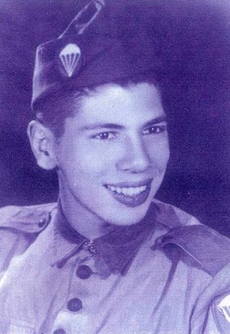 Aos 18 anos, serviu na Escola de Paraquedistas no Exército, com bom desempenho nos saltos. E trabalhava como locutor de rádio em Niterói. A ida do Rio para Niterói era por barca. E Silvio começou a vender produtos usando alto-falante no trajeto. Quem comprasse uma bebida, ganharia uma cartela de bingo para concorrer a prêmios. 