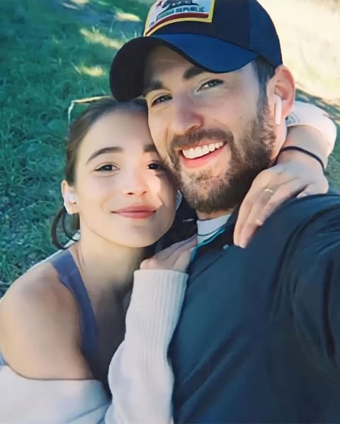Chris Evans é casado desde 2023 com a atriz portuguesa Alba Baptista. A união aconteceu em setembro daquele ano, sem alarde. 
