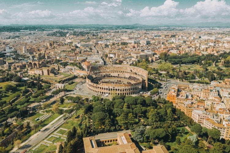 Roma é a capital da Itália e uma das cidades mais antigas e históricas do mundo. Foi fundada em 753 a.C. e foi o centro do Império Romano, que dominou o Mediterrâneo por séculos.-Spencer Davis Unsplash