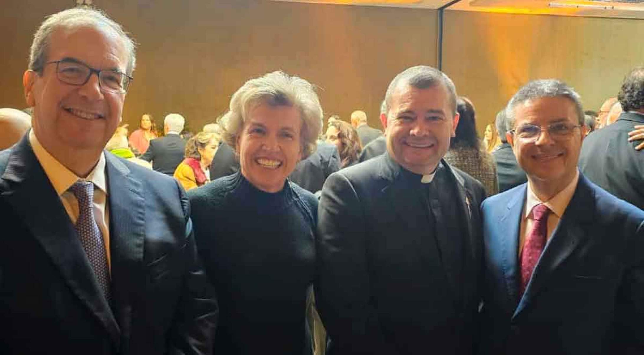 Ministro Ricardo Cueva, do STJ, e sua esposa Adriana, padre Antônio Guerra e ministro Antônio Anastasia, do TCU, no 100 anos dos Diários Associados