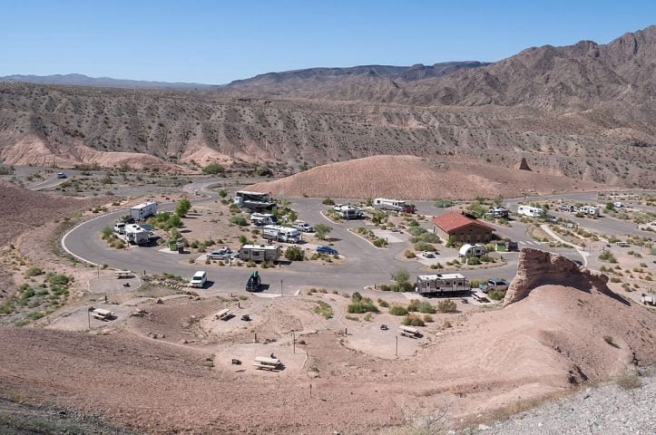 Além da independência, há um forte senso de comunidade. Parques de motorhomes (RV parks) e acampamentos se tornam pontos de encontro onde as pessoas compartilham histórias, dicas de viagem e até mesmo refeições.