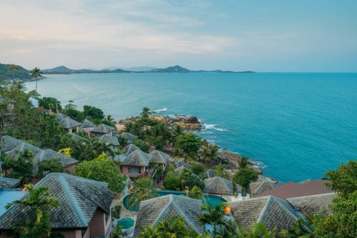 No entanto, o aumento do turismo tem gerado problemas ambientais, como acúmulo de lixo e construções irregulares. As autoridades ainda não encontraram uma solução eficaz para a poluição das águas da região.
