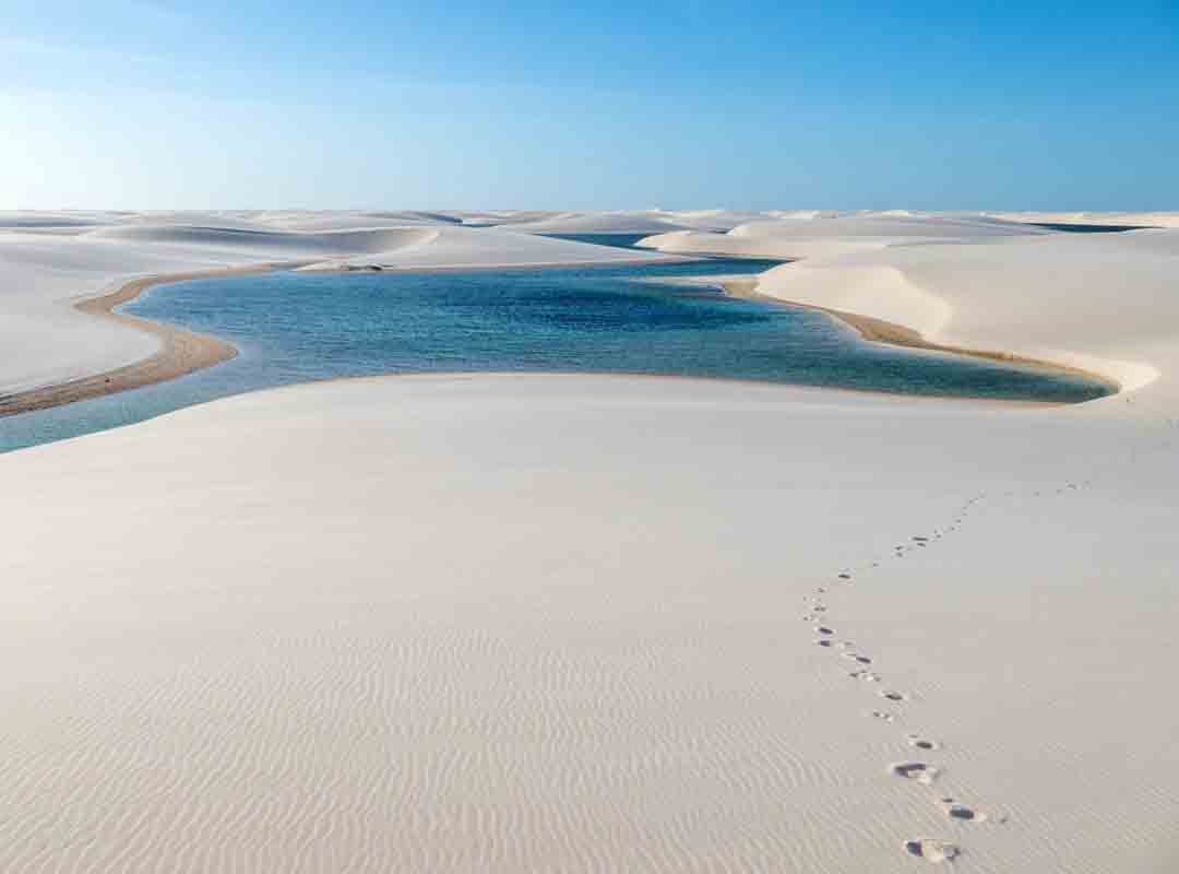 Parque Nacional dos Lençóis Maranhenses, Maranhão: Criado em 1981 para proteger a beleza natural e a importância ecológica da região, o parque é conhecido por suas vastas dunas de areia branca e lagoas azuis.-Flickr François Renoncourt