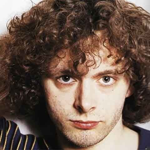 Seu trabalho nos palcos lhe proporcionou uma base sólida para a transição para o cinema e a televisão, onde logo conquistaria papéis de destaque.