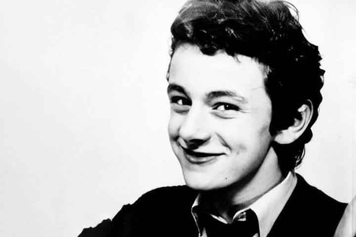 A carreira cinematográfica de Sheen decolou nos anos 2000, quando ele começou a interpretar personalidades históricas e personagens icônicos com grande precisão e carisma.