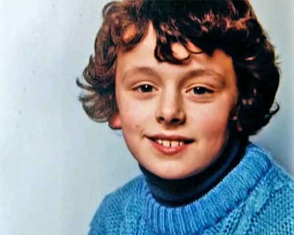 Nascido em 5 de fevereiro de 1969 no País de Gales, Michael Christopher Sheen cresceu em uma família que valorizava a arte e a cultura. Seu pai era gerente de pessoal e ator amador, o que influenciou o jovem Sheen a se interessar pelo teatro desde cedo.