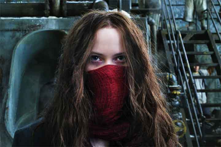 A estética steampunk aparece em cada detalhe visual, das engrenagens das cidades aos trajes dos personagens. A história acompanha Tom e Hester (Hera Hilmar, na foto) em uma jornada de sobrevivência e resistência, em meio a um cenário marcado por tecnologia primitiva e design extravagante.