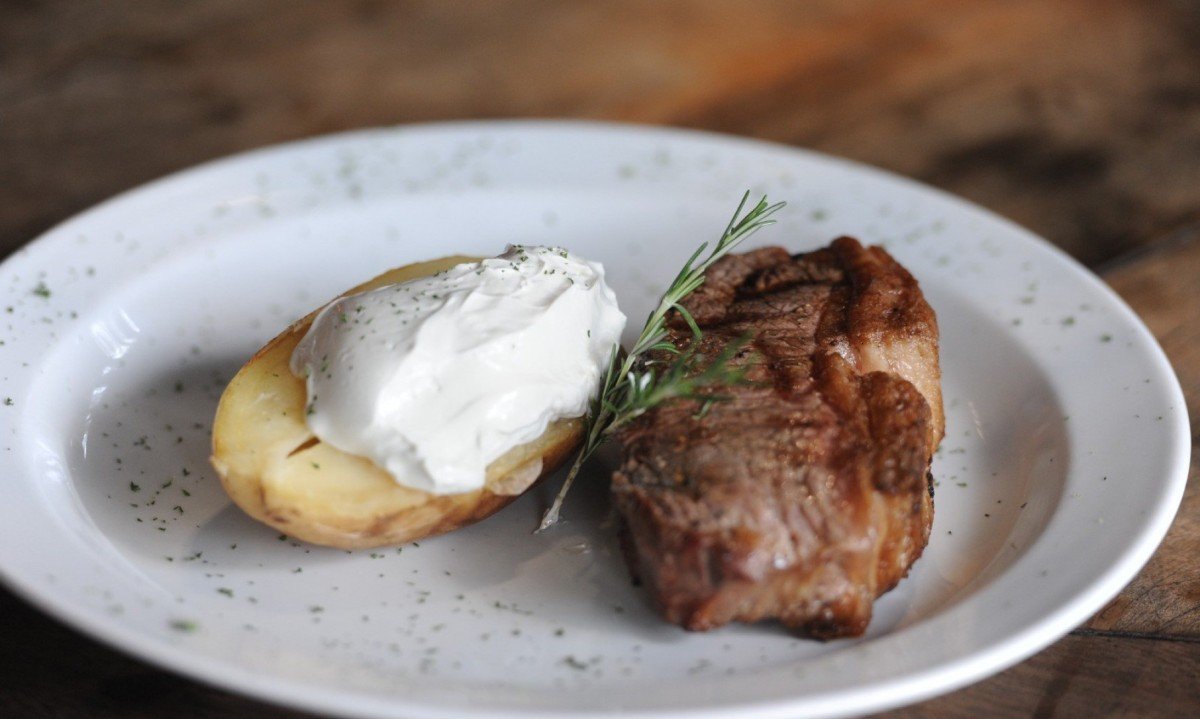 Bife de chourizo com batata ao creme roquefort da Parrilla Savassi 158 -  (crédito: Alexandre Guzanshe/EM/D.A Press)