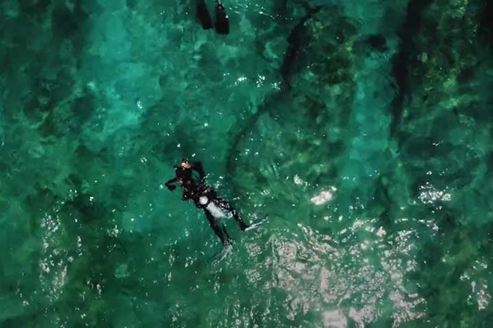 De acordo a lenda maldÃ­via, um prÃ­ncipeÂ cingalÃªsÂ chamado Koimale encalhou com sua esposa, filha do rei doÂ Sri Lanka, em uma lagoa das Maldivas e dominou a regiÃ£o como o primeiroÂ sultÃ£o. 