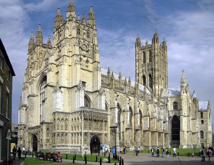 A Catedral de Canterbury, na cidade inglesa de mesmo nome, começou a ser construída em 500 e foi fundada em 597, mas passou por uma reconstrução completa entre 1070 e 1077.