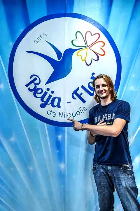 Com 25 anos, Lucas Gringo foi o candidato mais jovem ao posto de substituto de Neguinho. Nascido e criado em Nilópolis, é cantor, compositor e multi-instrumentista. Tem uma ligação com a comunidade, tendo sido um dos autores do samba de 2024.