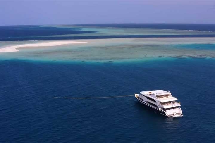 Segundo o Fórum Econômico Mundial, o nível dos oceanos pode subir 1,1 metro nas próximas oito décadas com o aquecimento global. Até o ano de 2100, o arquipélago poderá ser totalmente submerso, pois 80% das ilhas das Maldivas estão apenas um metro acima do nível do mar.