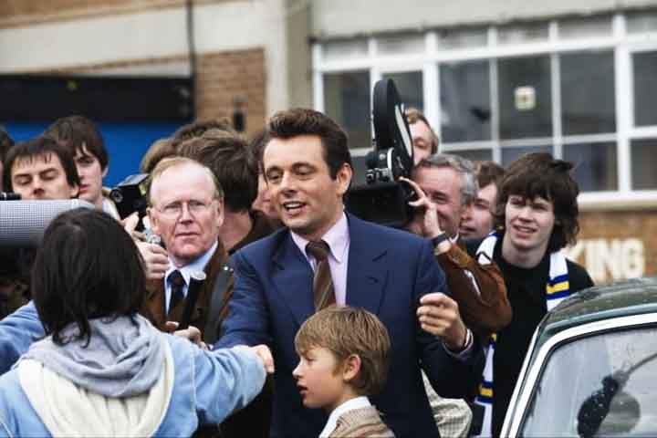 AlÃ©m disso, Sheen foi nomeado Oficial da Ordem do ImpÃ©rio BritÃ¢nico (OBE) por seus serviÃ§os Ã s artes cÃªnicas, reconhecimento que posteriormente renunciou anos depois.