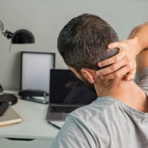 Dor crônica e hérnia na coluna podem ser o preço da era digital - FreePik
