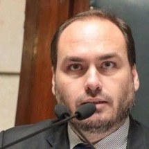 Carlos Bolsonaro passa mal após anúncio de prisão domiciliar do pai