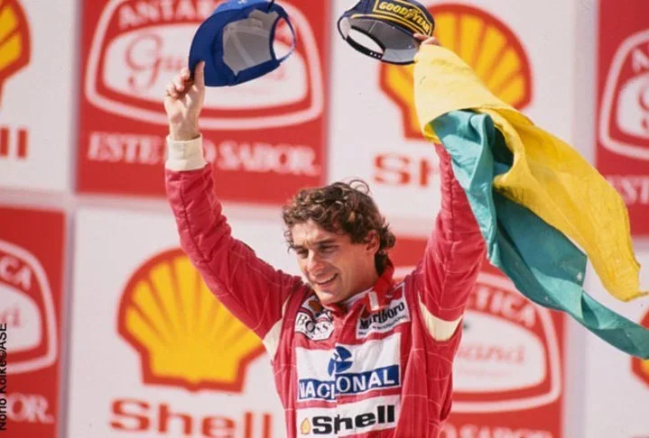 Morto aos 34 anos, veja como Ayrton Senna estaria na casa dos 60, segundo a Inteligência Artificial - instituto Ayrton Senna wikimedia commons a