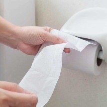 Especialista revela melhor forma de colocar o papel higiênico no suporte - FreePik