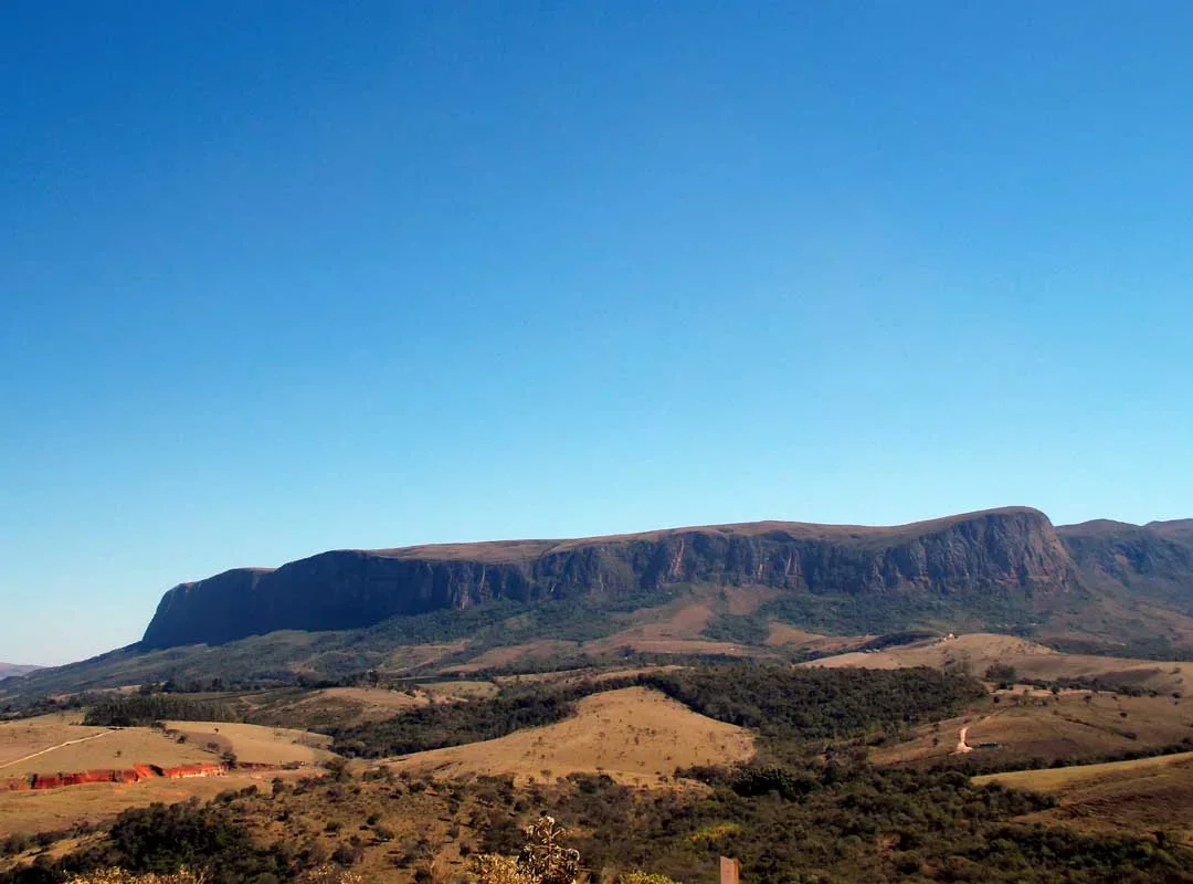 Parque Nacional da Serra da Canastra, Minas Gerais: O parque abrange uma &aacute;rea de aproximadamente 200 mil hectares e &eacute; conhecido por abrigar nascentes de importantes rios brasileiros, como o Rio S&atilde;o Francisco.