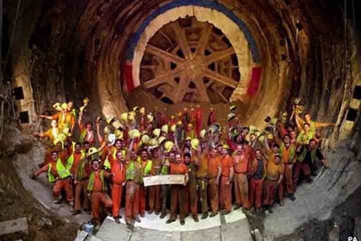 As escavaÃ§Ãµes, feitas com mÃ¡quinas de alta tecnologia, empregaram 15 mil trabalhadores e levaram sete anos para serem concluÃ­das. 
